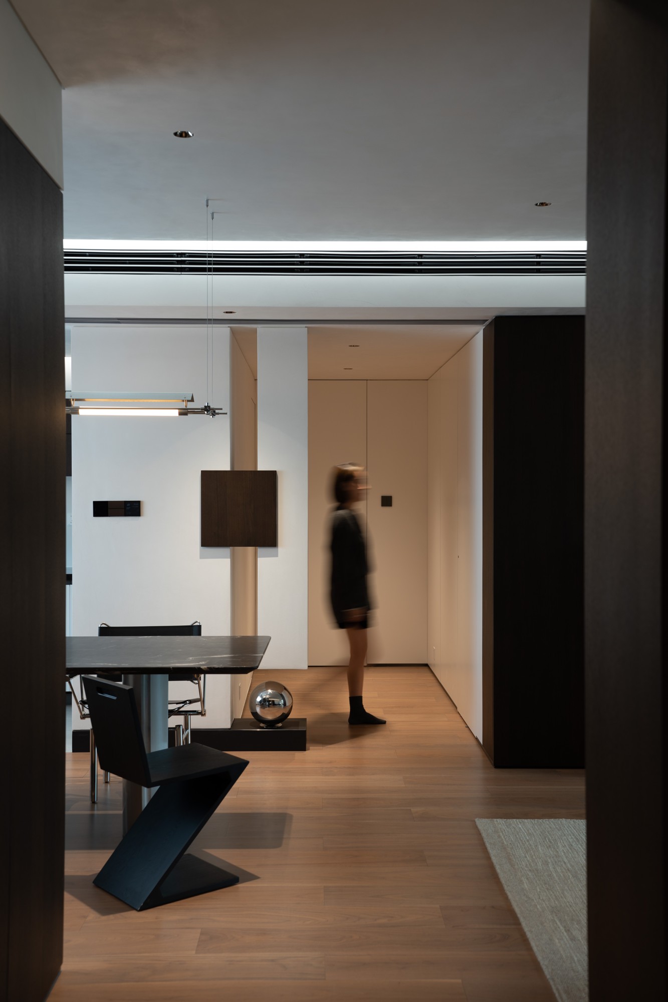 Dining area / A dark tabletop and clear outlines · Completed-project photograph