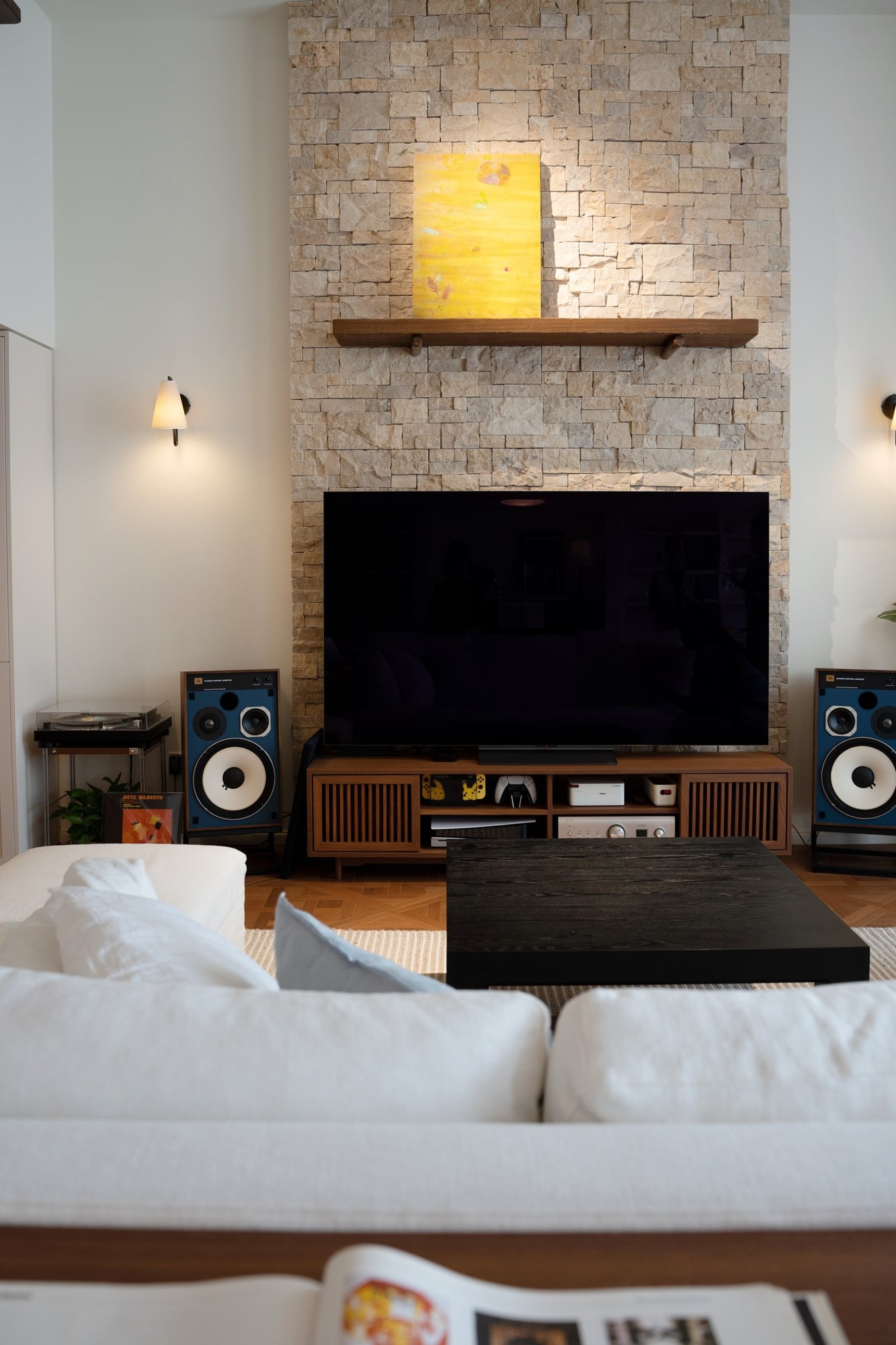 Living area / Stone, timber and furnishings · Completed-project photograph