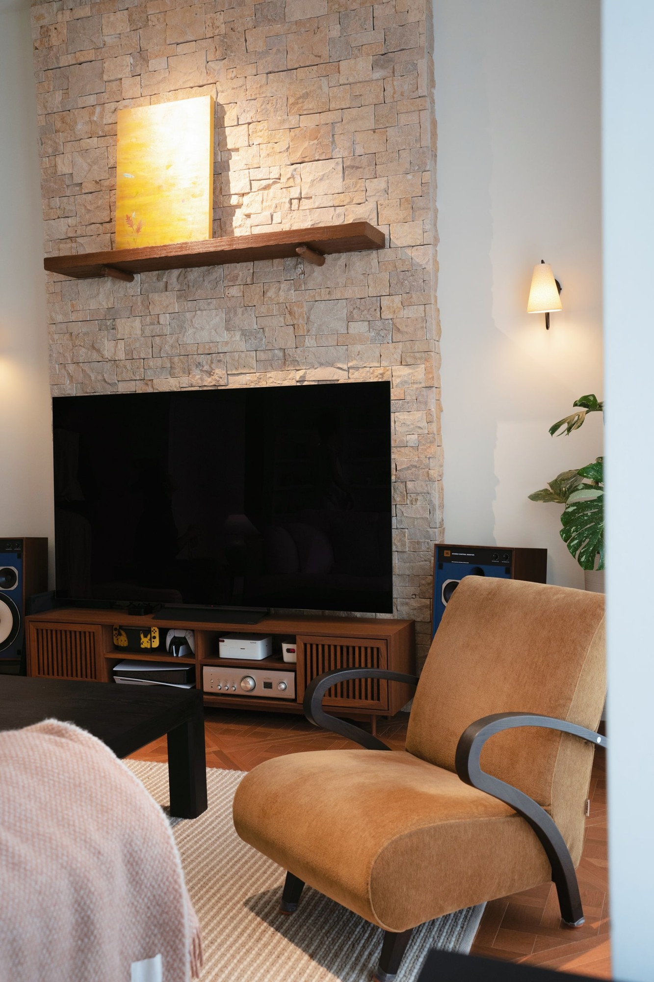 Living area / The visual weight of the lounge chair · Completed-project photograph