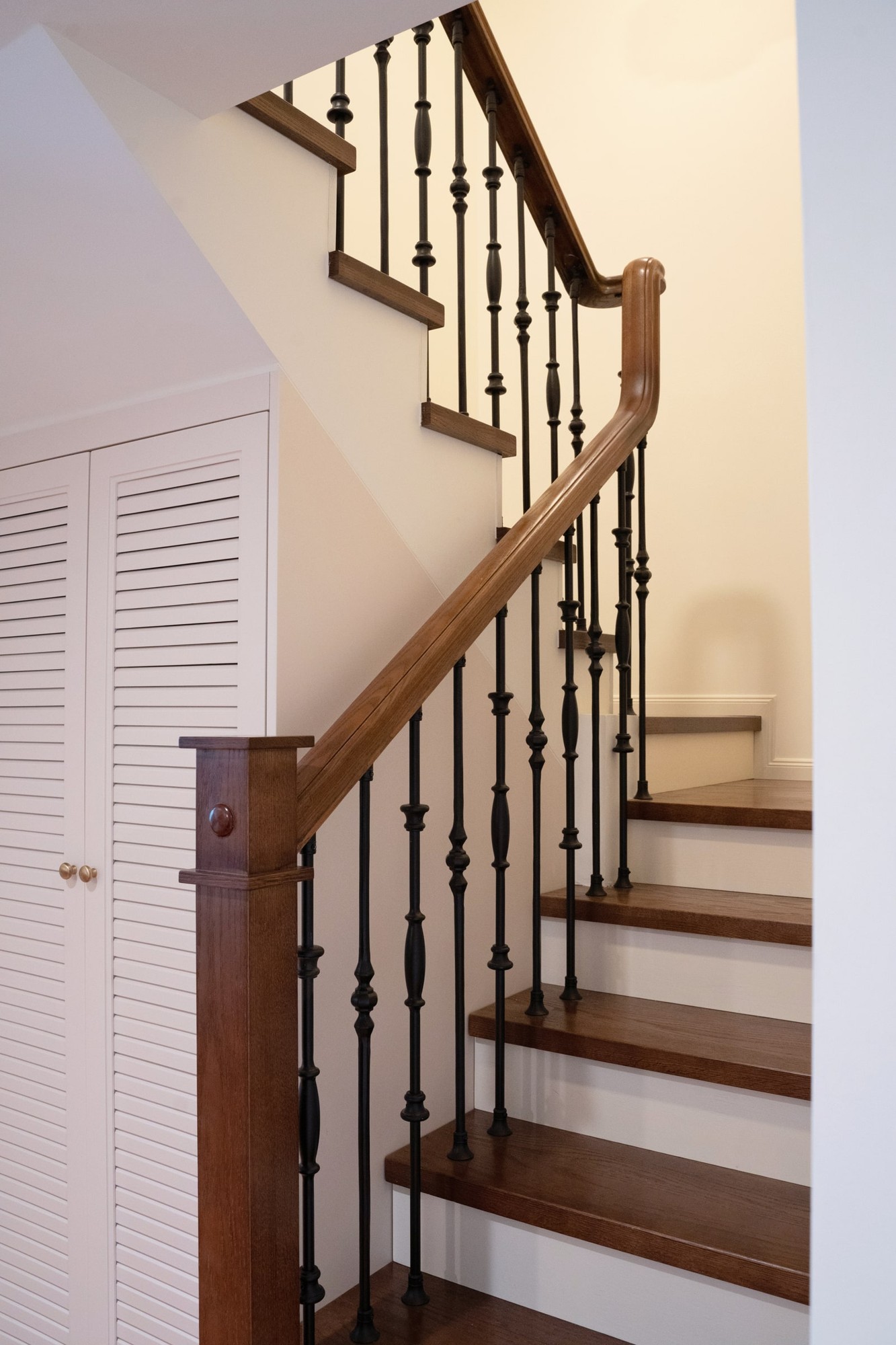 Staircase / Continuity of materials between floors. Architectural and fit-out design are not credited to AVA HOME. · Completed-project photograph