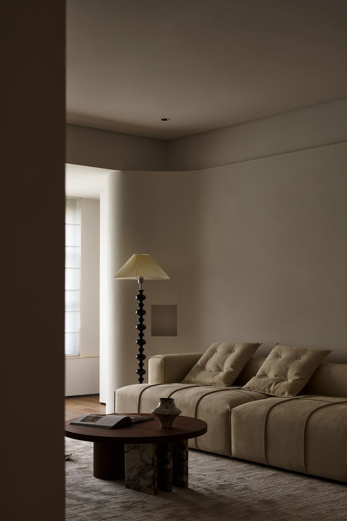 Living area / Volume, outlines and breathing room · Completed-project photograph